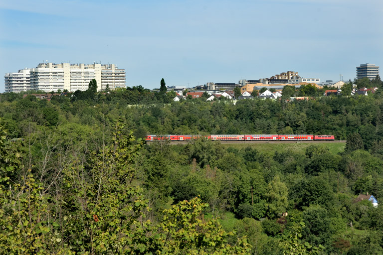 111 189 mit RE 21758 bei km 13,2 (August 2024)