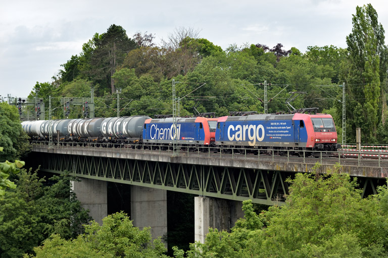 482 009 und 482 015 bei km 14,6 (Mai 2024)