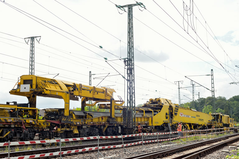Gleisumbauzug bei km 17,0 (Juli 2024)