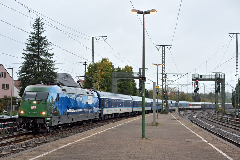 101 039 mit Nj 408 bei km 16,8 (Oktober 2025)