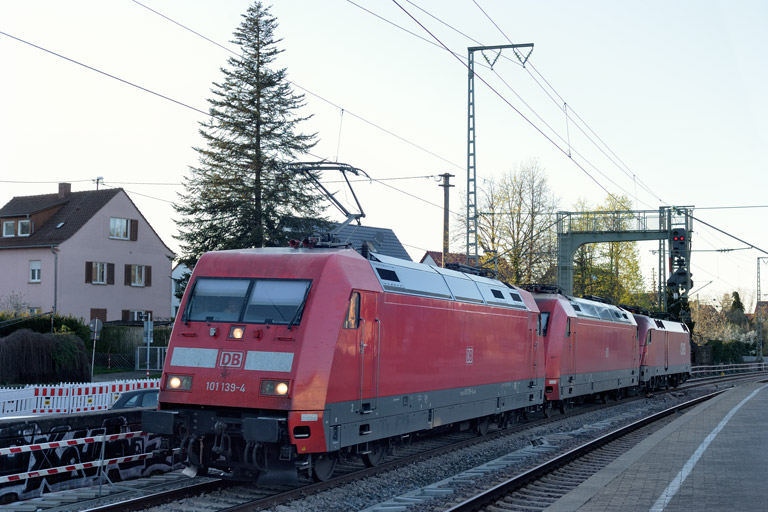 101 139, 101 104 und &Ouml;BB 1116 136 bei km 16,8 (April 2025)