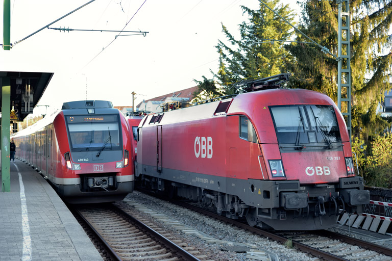 101 139, 101 104 und &Ouml;BB 1116 136 bei km 16,8 (April 2025)