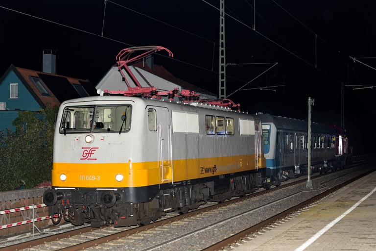111 049 mit DbZ 91541 bei km 16,8 (Oktober 2025)