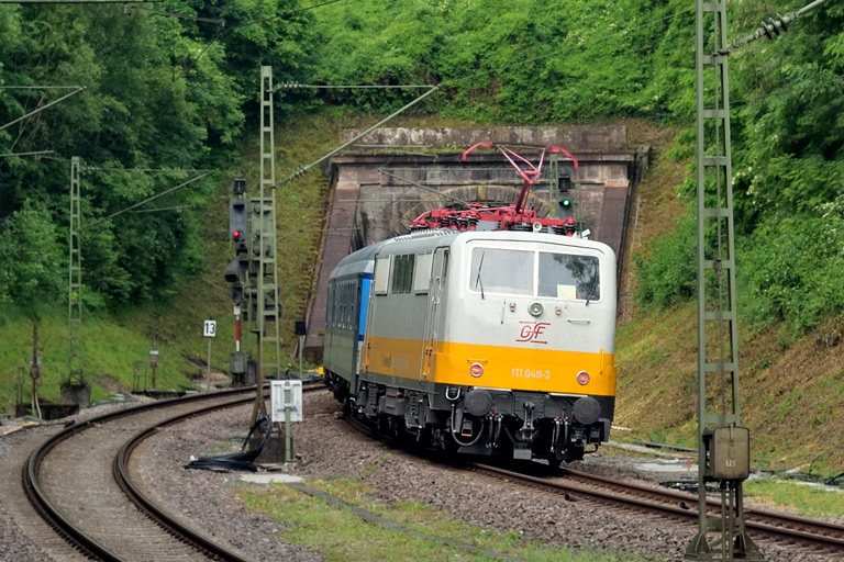 111 049 mit RE 1826 bei km 17,4 (Juni 2025)