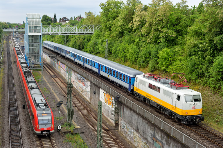 111 049 mit RE 1826 bei km 14,0 (Mai 2025)