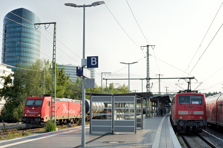 111 096 mit RE 19927 und 185 604 bei km 15,6 (August 2025)