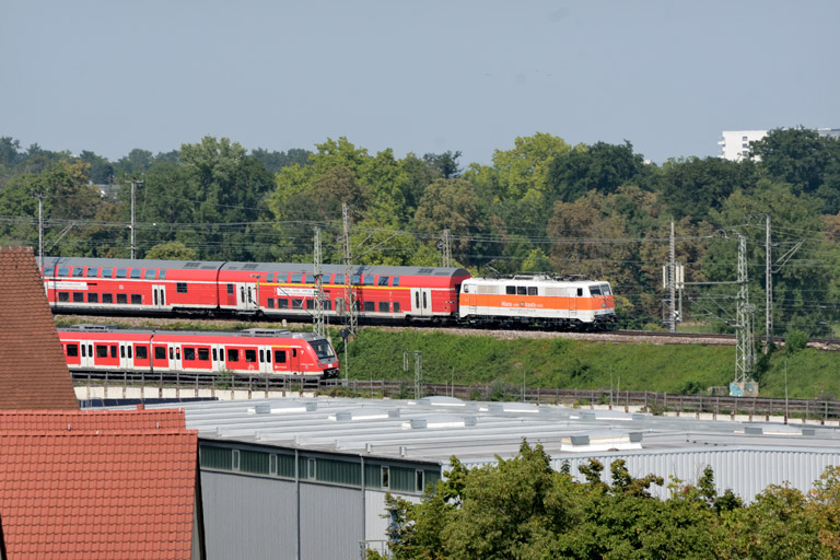 111 111 mit RE 19920 bei km 2,4 (August 2025)