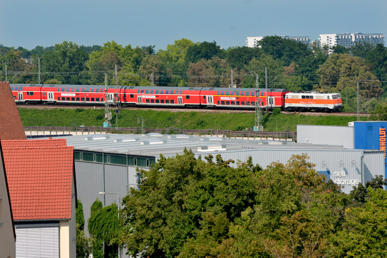 111 111 mit RE 19921 bei km 2,4 (August 2025)