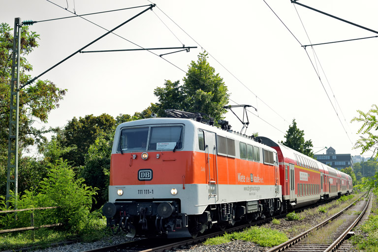 111 111 mit RE 19922 bei km 3,0 (August 2025)