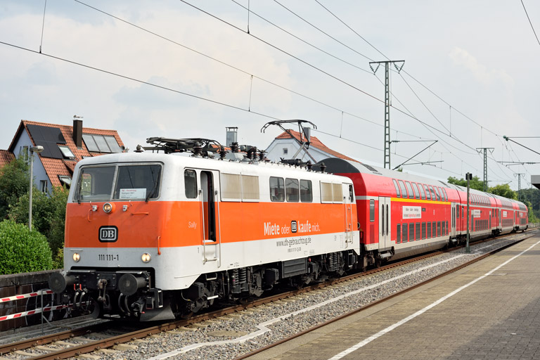 111 111 mit RE 19922 bei km 16,8 (August 2025)