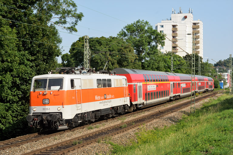 111 111 mit RE 19924 bei km 8,2 (August 2025)