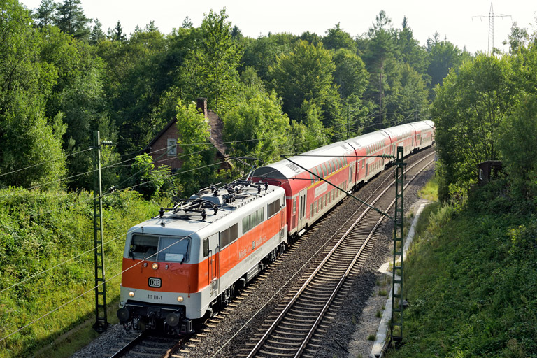 111 111 mit RE 19926 bei km 19,2 (August 2025)