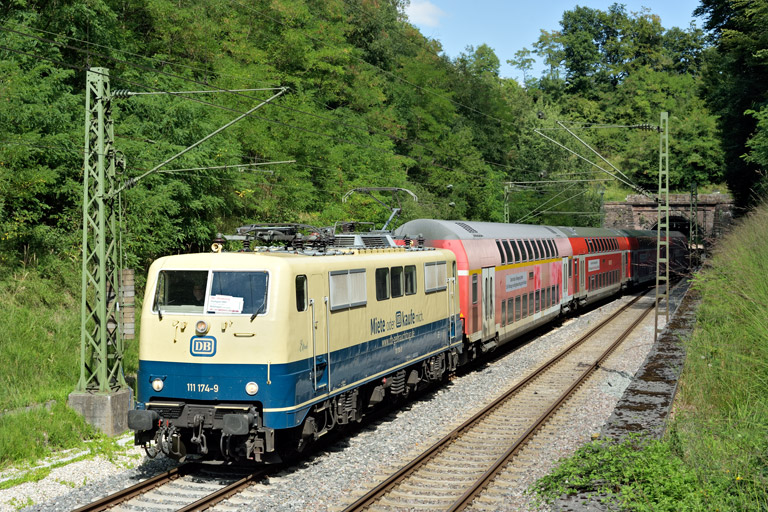 111 174 mit RE 19919 bei km 18,0 (August 2025)