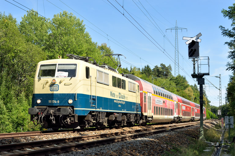 111 174 mit RE 19919 bei km 22,2 (August 2025)