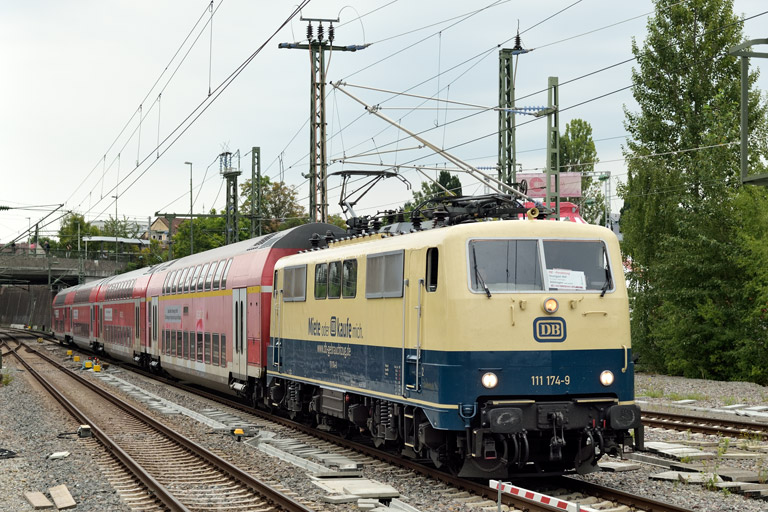 111 174 mit RE 19923 bei km 15,4 (August 2025)