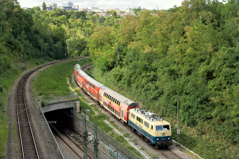 111 174 mit RE 19923 bei km 13,8 (August 2025)
