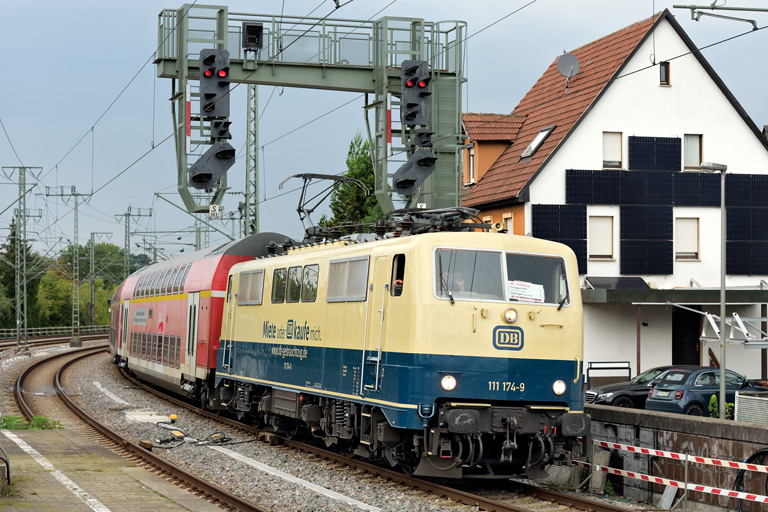 111 174 mit RE 19925 bei km 16,6 (August 2025)