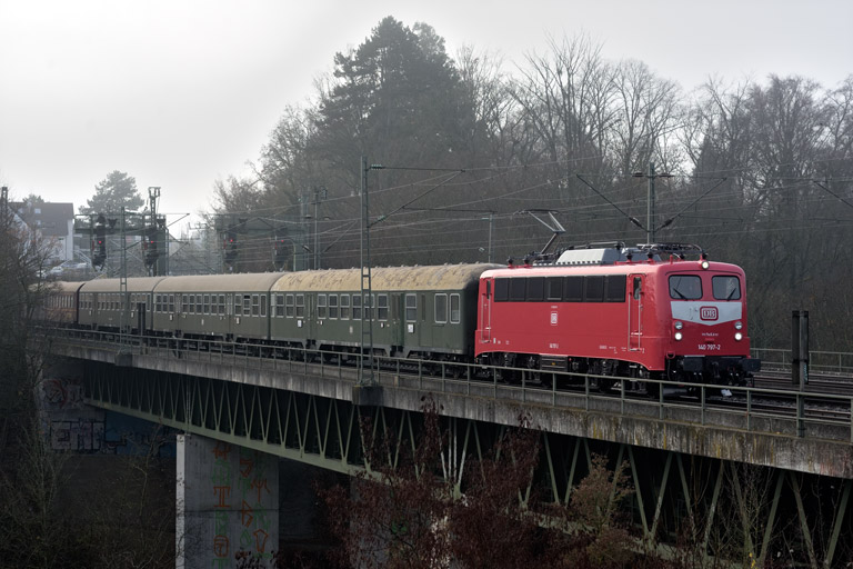 140 797 mit DZ 5660 bei km 14,6 (Dezember 2025)