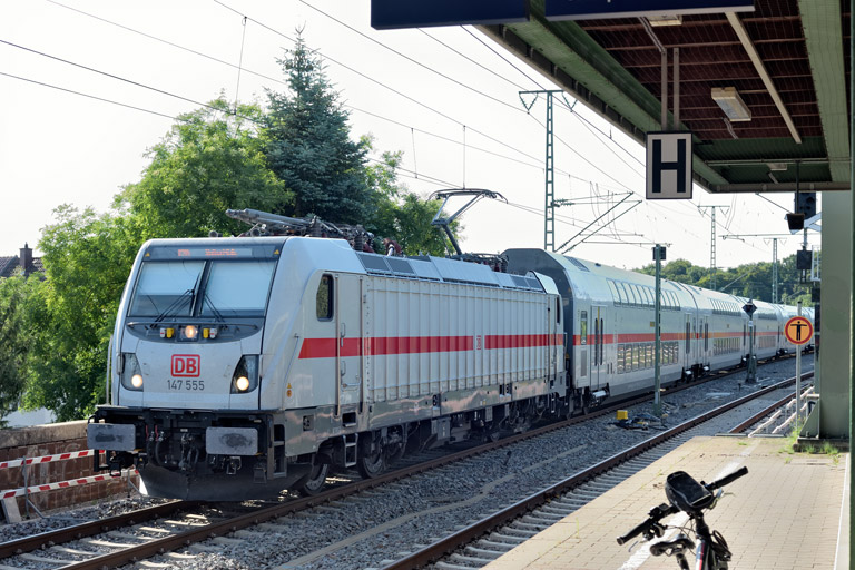 147 555 mit IC 284 bei km 16,8 (August 2025)