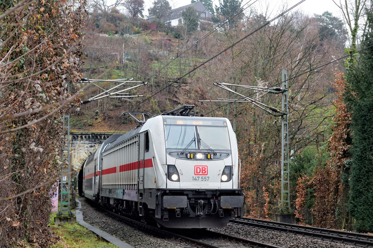 147 557 als IC 485 bei km 5,0 (Dezember 2025)