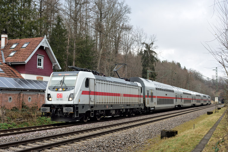 147 561 mit IC 2383 bei km 18,2 (M&auml;rz 2025)
