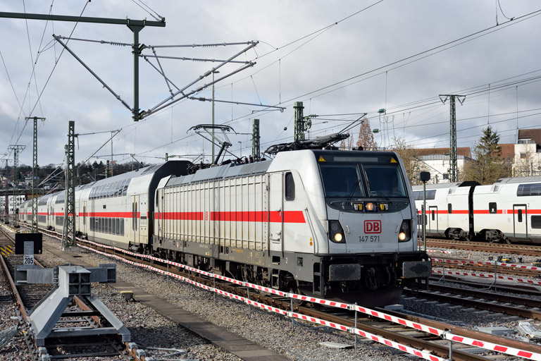 147 571 mit IC 2288 bei km 15,8 (Februar 2025)