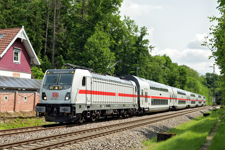 147 571 mit IC 2945 bei km 18,2 (Juni 2025)