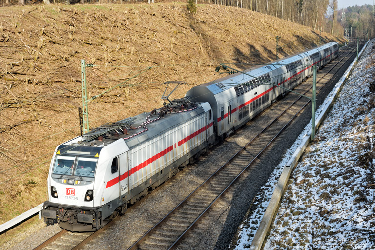147 573 mit IC 2383 bei km 19,0 (Februar 2025)
