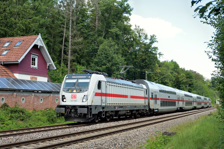 147 581 mit IC 1089 bei km 18,2 (August 2025)