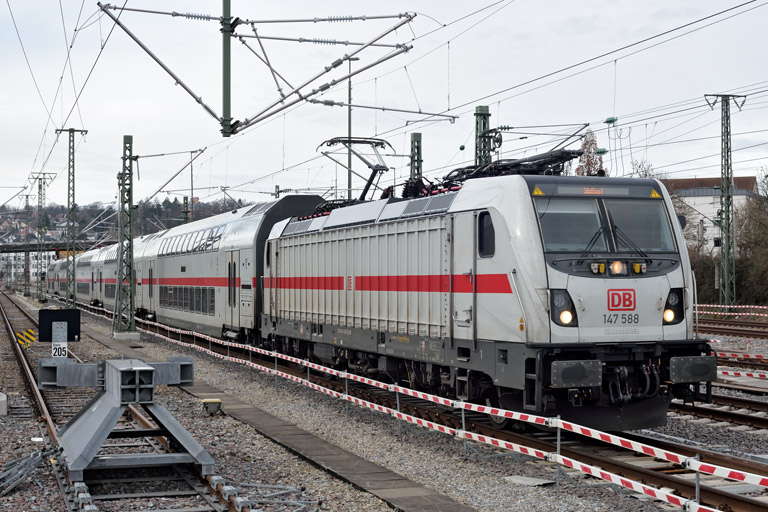 147 588 mit IC 2288 bei km 15,8 (Februar 2025)