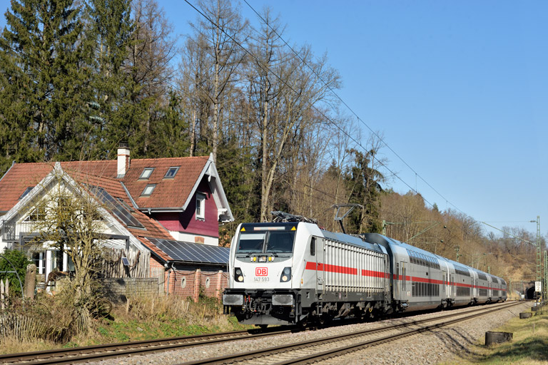 147 593 mit IC 2383 bei km 18,2 (M&auml;rz 2025)