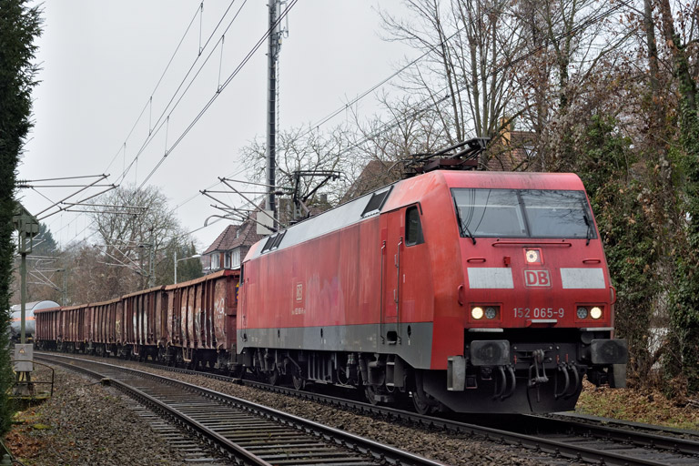 152 065 mit EZ 52101 bei km 5,2 (Dezember 2025)