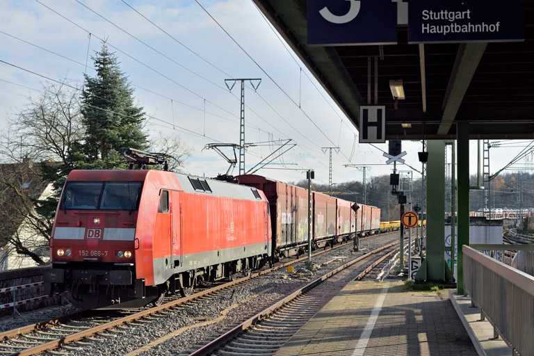 152 066 mit EZ 52101 bei km 16,8 (Dezember 2025)