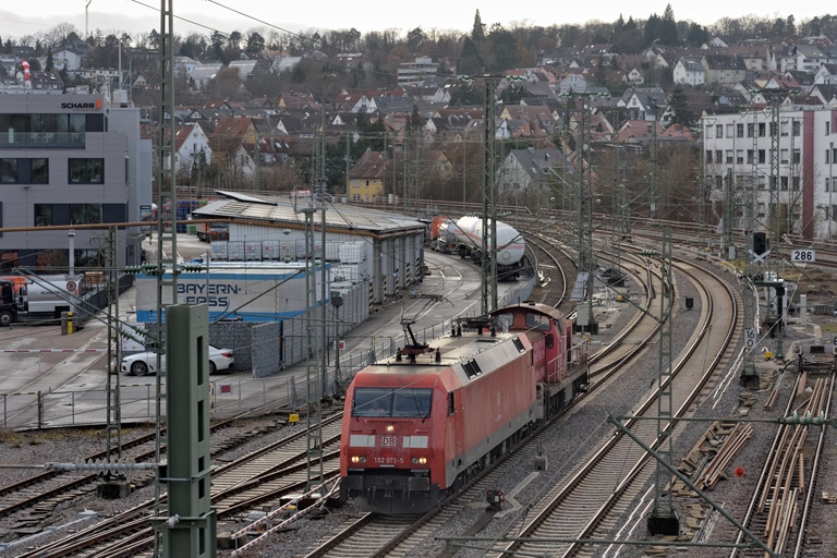 152 072 und 294 751 als T 52100 bei km 16,0 (Dezember 2025)