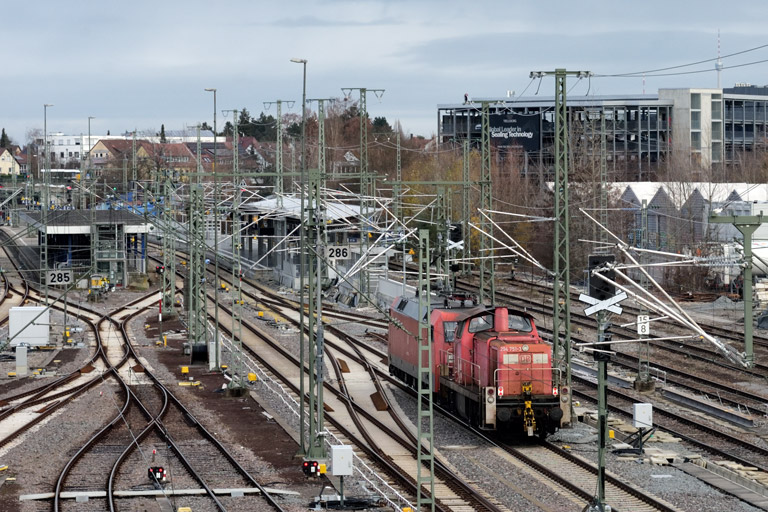 152 072 und 294 751 als T 52100 bei km 15,8 (Dezember 2025)