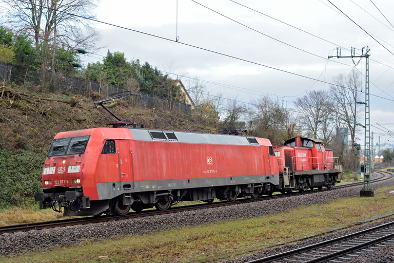 152 072 und 294 844 als T 62650 bei km 17,2 (Dezember 2025)