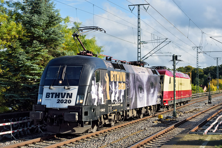182 510 und 101 001 als Tfzf 320 bei km 16,8 (Oktober 2025)