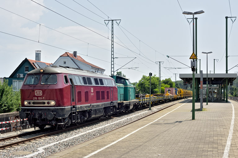 215 101 und 213 339 bei km 16,8 (Juni 2025)