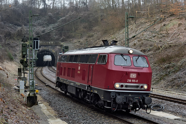 218 155 als Tfzf 92496 bei km 17,4 (Dezember 2025)
