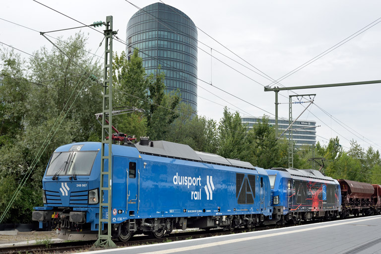 248 067 und 248 028 mit DGV 93368 bei km 15,6 (Juli 2025)