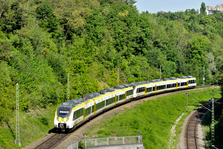 3442 206 und Zug der Baureihe 3442 als RE 17631/17633 bei km 13,6 (August 2025)
