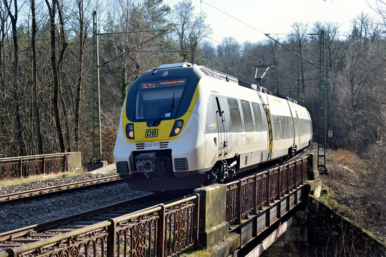 3442 207 und Zug der Baureihe 3442 als RE 17656/17658 bei km 11,2 (M&auml;rz 2025)
