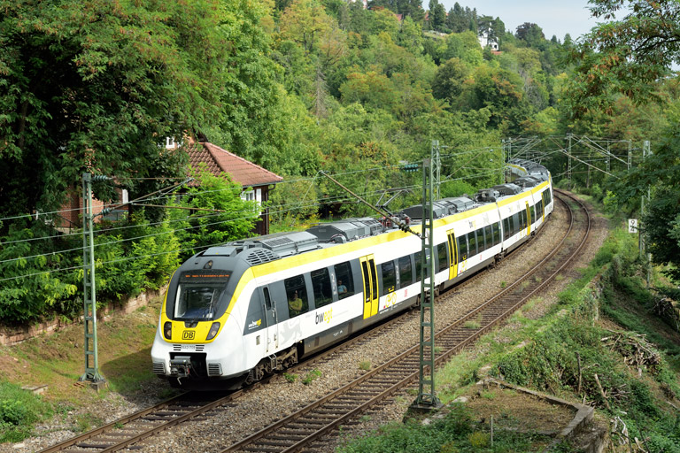 3442 209 und 3442 212 als RE 17637/17639 bei km 9,4 (September 2025)