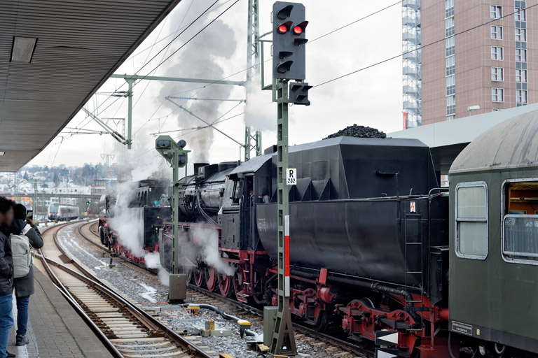 50 2273 und 52 7596 als Dz 26327 bei km 15,6 (Januar 2025)