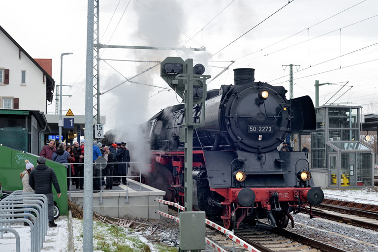 50 2273 und 52 7596 als Dz 26327 bei km 15,6 (Januar 2025)