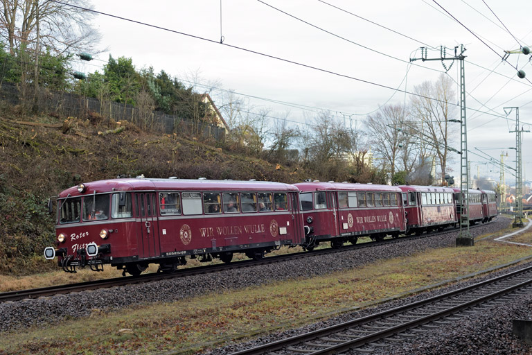 998 554, 998 081, 998 081, 998 417 und 798 469 als Dz 88231 bei km 17,2 (Dezember 2025)