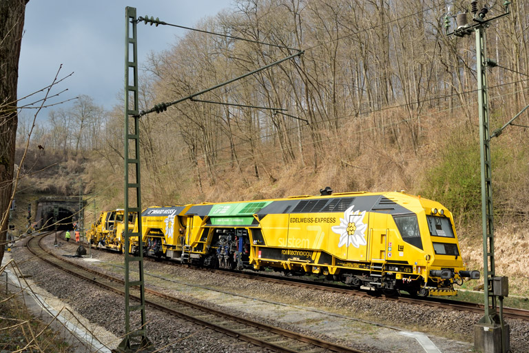 Stopf- und Planiermaschinenzug bei km 17,4 (M&auml;rz 2025)