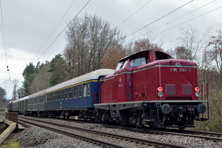 V100 2084 mit DPE 74320 bei km 18,4 (Dezember 2025)