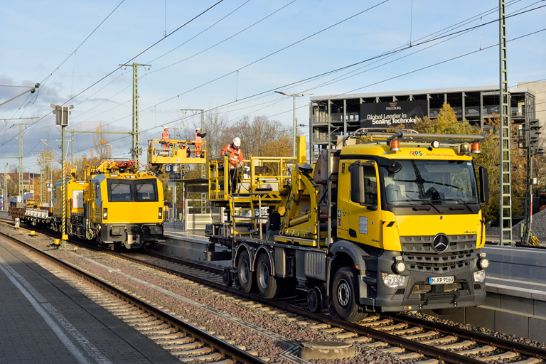 Zweiwegefahrzeug und Motorturmwagen bei km 15,6 (November 2025)