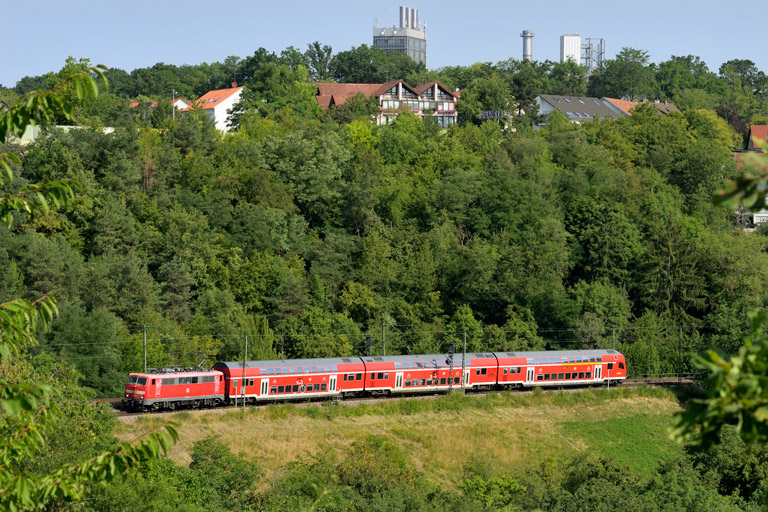 111 012 mit RE 28477 bei km 13,4 (Juli 2026)